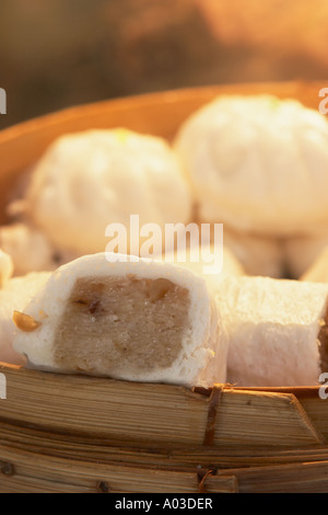 Gedämpfte Brötchen im Korb Stockfoto