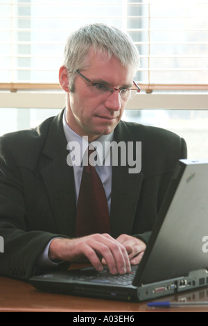 Close-up erschossen auf Geschäftsmann auf seiner tragbaren Computer arbeiten Stockfoto