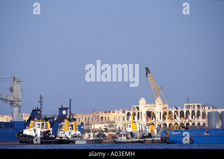 Abbildung des Hafen Massawa am Roten Meer in Eritrea mit Haile Selassie Palast im Hintergrund Stockfoto