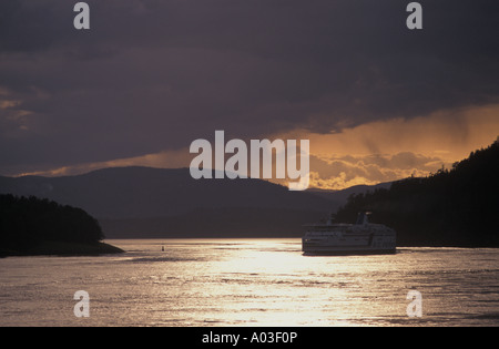 Abbildung des ein B C Ferry bei Sonnenuntergang, der seinen Weg durch Inseln und über Boundary Bay in British Columbia Kanada Stockfoto