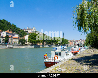 Historische Stadt von Lyon in Südfrankreich Burgund mit Basilika Notre-Dame auf der Oberseite Promentory und den Fluss Saone unten Stockfoto