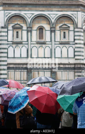 Touristen vor dem Baptisterium an einem regnerischen Tag in Florenz Italien Oktober 2006 Stockfoto