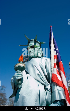 New York City New York Street Entertainer gekleidet als Statue of Liberty im Battery Park. Stockfoto