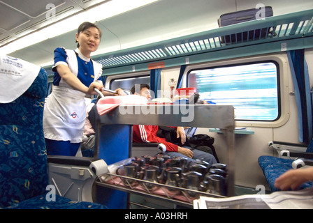 Eine Frau verkauft Tee im Zug von Hongkong nach Guangzhou China Stockfoto