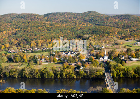 Luftaufnahme von Mount Sugarloaf State Reservation von Sunderland Massachusetts im Herbst Stockfoto