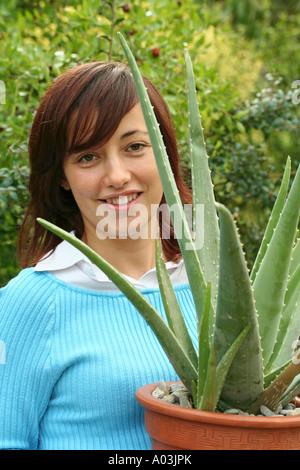 Mädchen und Aloe vera Stockfoto