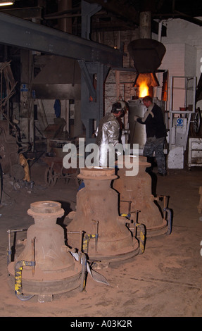 Bell-Herstellung. Gießen geschmolzenes Metall aus dem Ofen. Whitechapel Bell Foundry London England UK Stockfoto