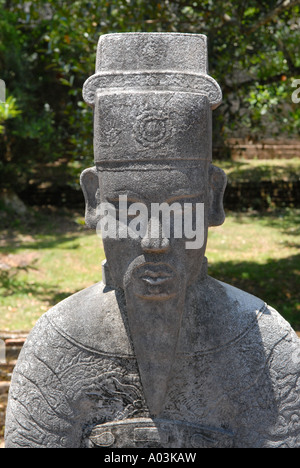 Statue einer Mandarine in der Grabanlage des Kaisers Tu Duc Teil der königlichen Gräber in der Nähe der Stadt Hué Stockfoto