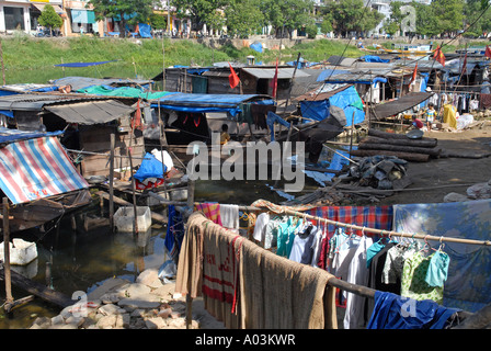 Hue Armen leben in Sampans Siedlungen am Ufer eines Kanals zu dem Parfüm-Fluss Vietnam Stockfoto