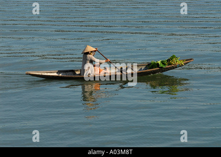 Kleines Boot auf dem Parfüm-Fluss Vietnam Stockfoto