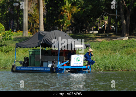 Boot, entfernen den Müll auf das Parfüm Fluss Stadt Hué Vietnam Stockfoto