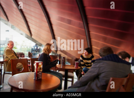 Spirale Costa Coffee Shop Birmingham Café Café bar Restaurant Bistro warten, sprechen Jugendliche sitzen saß Converse Vortrag kaufen beschäftigt Stockfoto