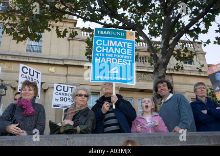 Tearfund Demonstranten mit dem Klimawandel trifft die ärmsten Climate Chaos Rallye Trafalgar Square London 2006 Stockfoto