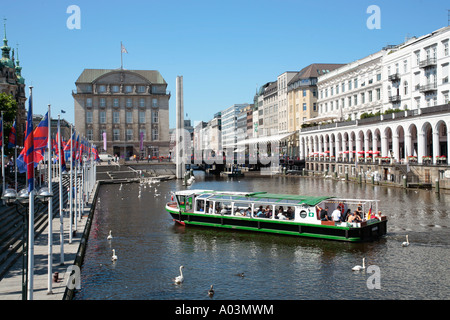 Passagierschiff am Alsterfleet vor den Alsterarkaden in Hamburg Stockfoto