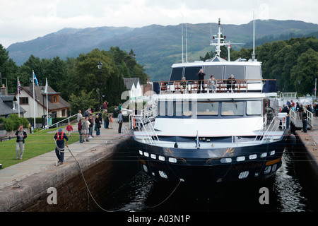 Schiff betreten die Schleusen in Fort Augustus, Loch Ness, den kaledonischen Kanal in Schottland verbindet Stockfoto