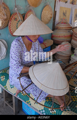Konische Hut machen im Dorf von Tu Duc Zentralvietnam Stockfoto