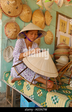 Konische Hut machen im Dorf von Tu Duc Zentralvietnam Stockfoto