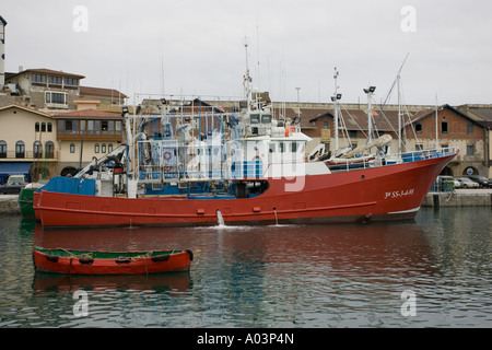 Spanische Fischkutter im Hafen von Zumaia Costa Vasca Euskal Herria Spanien Stockfoto