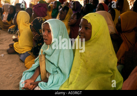 Kinder in einer Koranschule in Agadez, Niger. Stockfoto