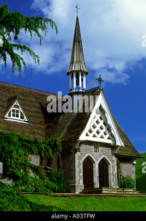 Dorfschule im Ilam im Peak District Staffordshire England mit Schweizer Architektur und Kirchturm Stockfoto