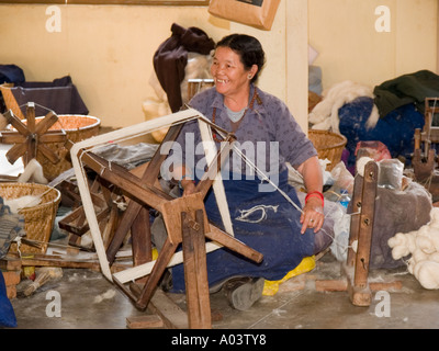 TIBETISCHE Frau Spinnen Wolle am Spinnrad in einer Werkstatt arbeiten. Kathmandu-Nepal-Asien Stockfoto