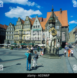 der Marktplatz mit der Statue des Roland in Bremen in Norddeutschland Stockfoto