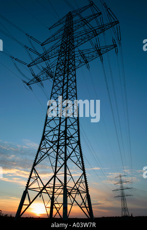 die untergehende Sonne hinter einem Strommast Stockfoto