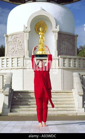 Carol Smith Yogalehrer Surya Namaskar Sonnengrüsse vor der Milton Keynes buddhistische Friedenspagode zu tun Stockfoto