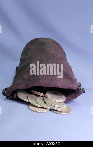 U S Silberdollars verschütten aus einer Tasche Stockfoto