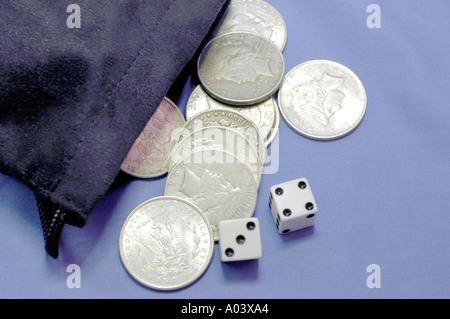 Alte U S Silberdollars und Würfel mit der Zahl 7 verschütten aus einer Tasche Stockfoto