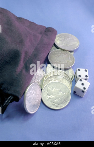 Alte U S Silberdollars und Würfel mit der Zahl 7 verschütten aus einer Tasche Stockfoto