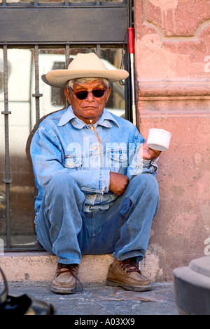 Blinder Mann betteln auf den Straßen am San Miguel de Allende, Mexiko Stockfoto