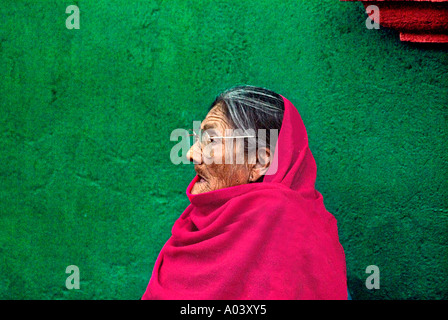 Alte mexikanische Frau trug einen hellen rosa Schal Stockfoto