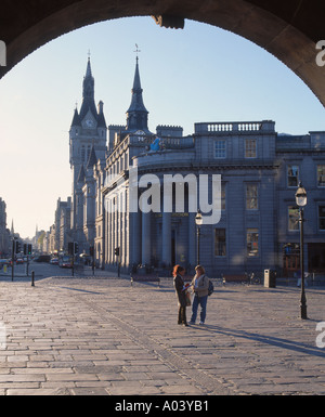 Blick vom Castlegate entlang der Union Street und dem Stadthaus Uhrturm und kommunale Gebäude in Aberdeen, Schottland, Vereinigtes Königreich Stockfoto