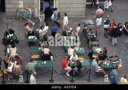 Luftaufnahme der Touristen Leute sitzen an Outdoor Café Bar Tische Essen im Freien Covent Garden London England Großbritannien Stockfoto