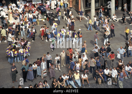 Covent Garden Luftaufnahme Sommer Blick Menschenmenge von oben Gruppe sitzen Unterhaltung Gruppen Einkaufen an Marktständen London England Großbritannien Stockfoto