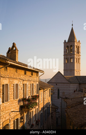 Basilica Di S Chiara aus Via Sermei Assisi Italien PG Stockfoto