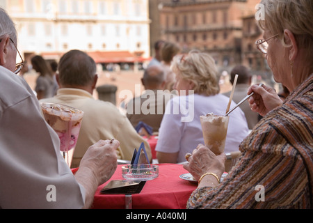 Älteres Ehepaar essen Eis-Dessert im Café auf Il Campo Siena Toskana Italien Stockfoto