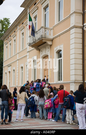 Kinder und Eltern stellten uns am Eingang der Grundschule Marsciano Italien PG Stockfoto