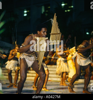 Tänzer-Gruppe von den Solomon Inseln tragen Lendentücher spielen große Panflöte an der Pazifik-Kunst-Festival Stockfoto