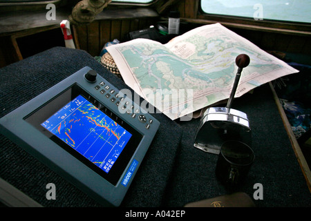 Display und Marine Netzdiagramm neben einander auf der Brücke eines kleinen Schiffes Stockfoto