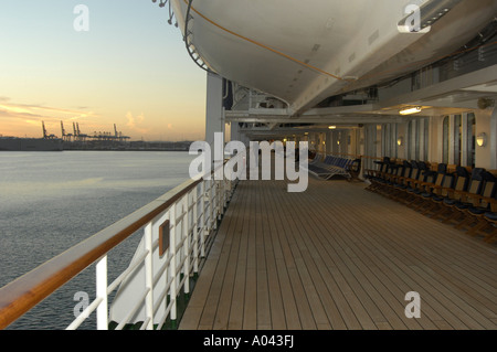 Ansicht der Southampton Docks vom Deck eines Ozeans Kreuzfahrtschiff Stockfoto
