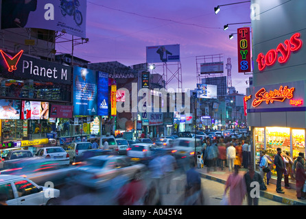 Brigade Road (Main Shopping Street), Bangalore, Karnataka, Indien Stockfoto