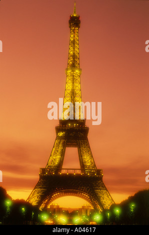 Paris, Frankreich, den Eiffelturm bei Nacht Stockfoto