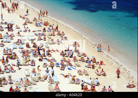 Bahamas Nassau Cable Beach Menschen entspannen und Sonnenbaden am Strand Stockfoto