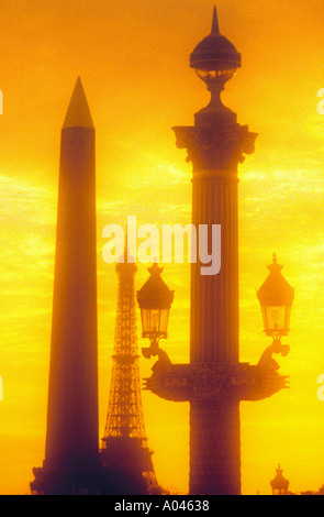 Frankreich Paris Place De La Concorde Eiffelturm Obelisk und reich verzierten Laternenpfahl Stockfoto