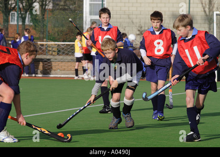 Schule junge Feld-Hockey-match Stockfoto