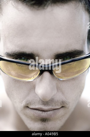 Porträt eines jungen Mannes mit Sonnenbrille hautnah Stockfoto
