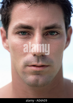 Porträt eines jungen Mannes hautnah Stockfoto