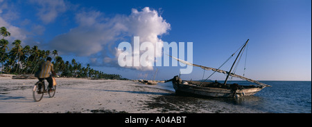 Afrika, Tansania, Zanzibar, Matemwe Bay, hölzerne Angelboot/Fischerboot (dau) in Untiefen am Indischen Ozean in der Morgendämmerung Stockfoto